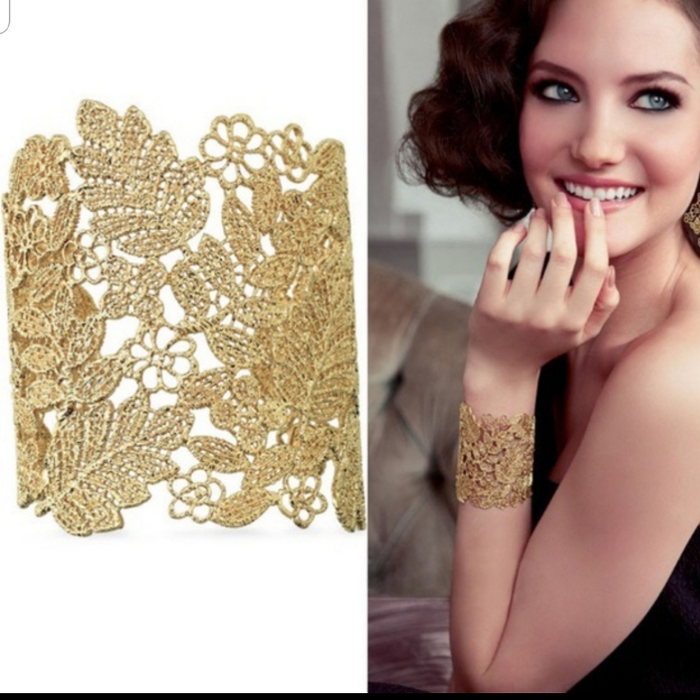 Chantilly cuff